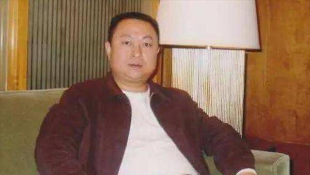 村民凑70块供他创业,赚百亿后开直升机回村,给村民发千万红包_郑大