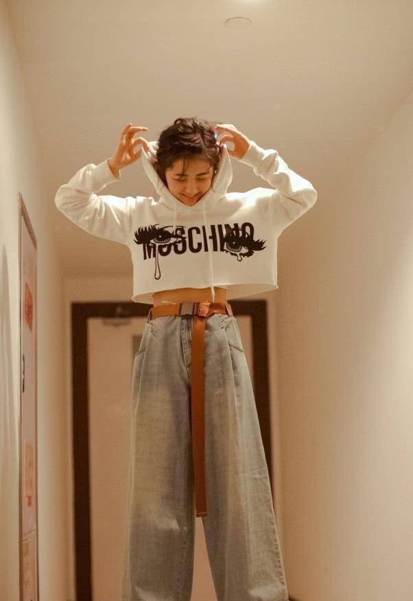 所以,衣服很重要,"人穿衣服"这句话没错,这双鞋真不错,而且,张子枫真