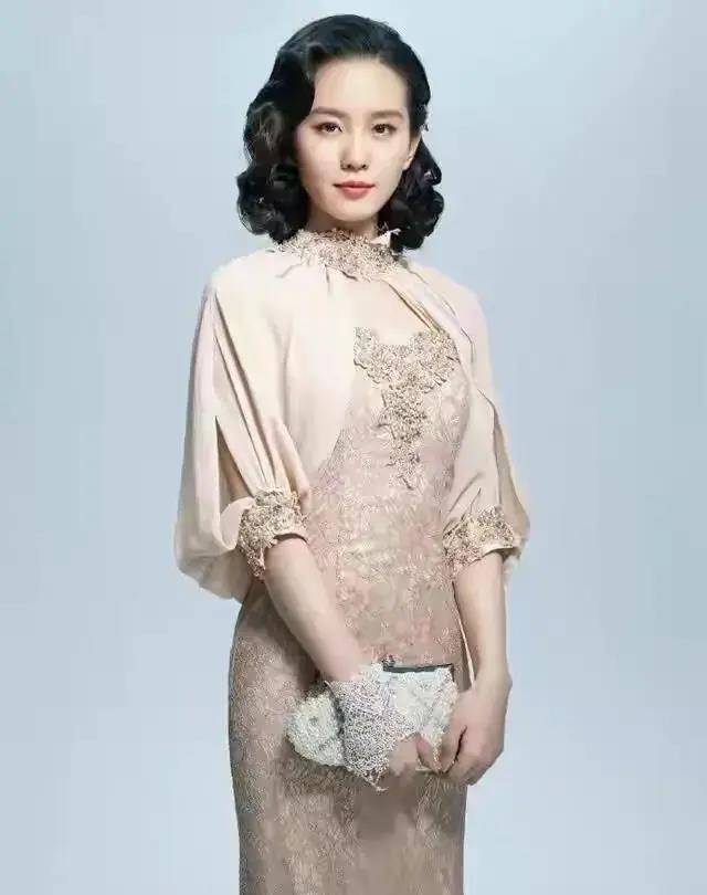 刘诗诗妈妈只比吴奇隆大2岁穿旗袍淡雅如菊气质与女婿好配