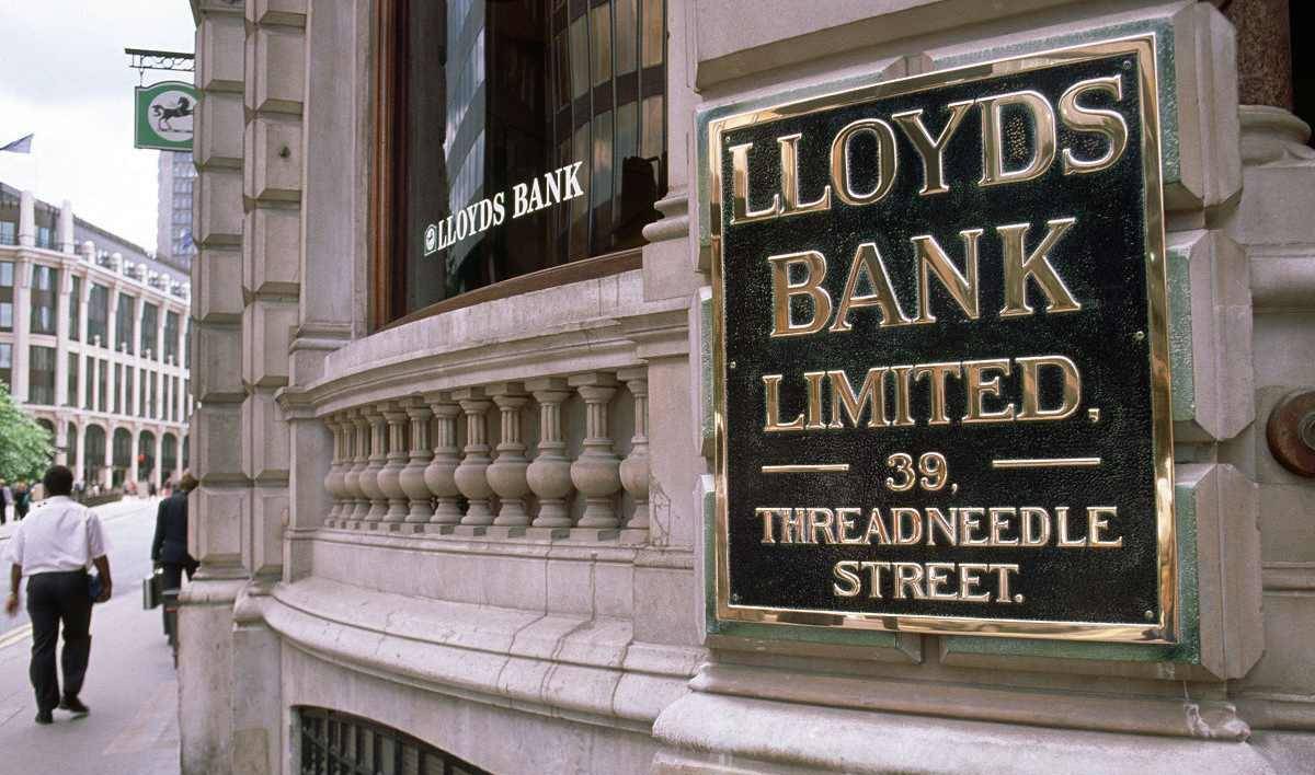 原创几个英国劫匪在银行附近挖个地道偷运走2亿现金至今未被抓获