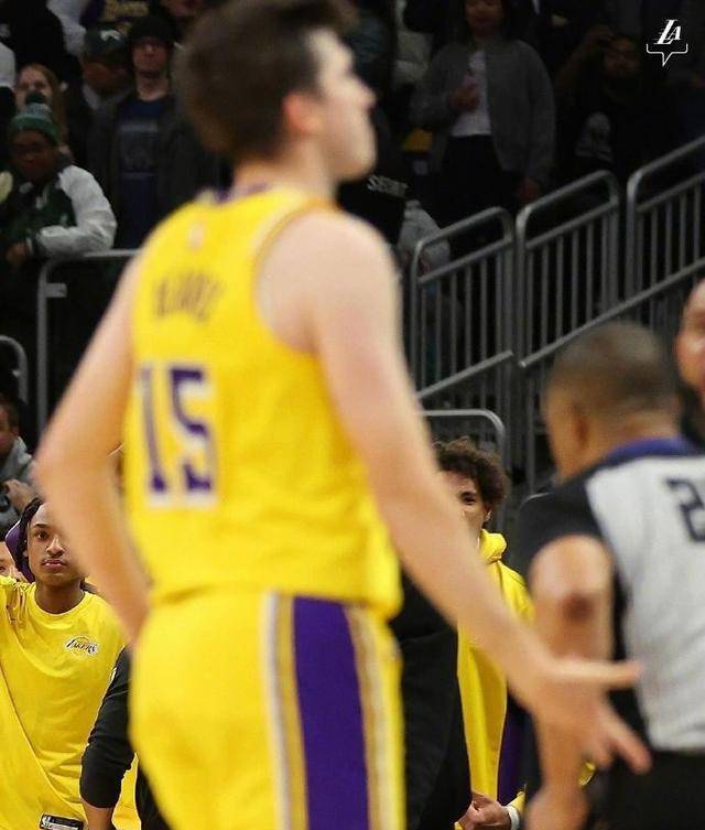 "里夫斯:dangelodamningrussell""年轻人表现出色,继续努力,老将要坐