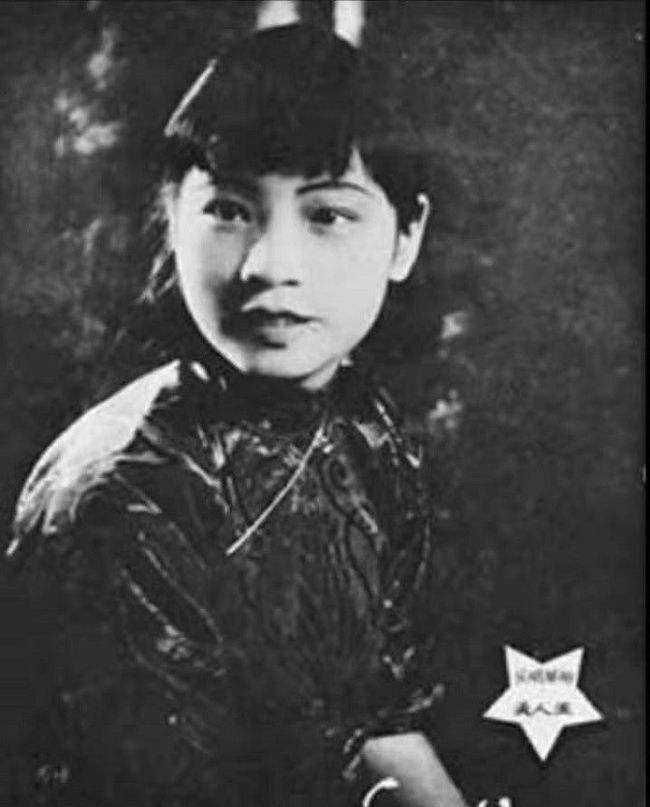 原创她因名字太文艺被同学排挤校长帮她改成俗气名不料红遍上海滩