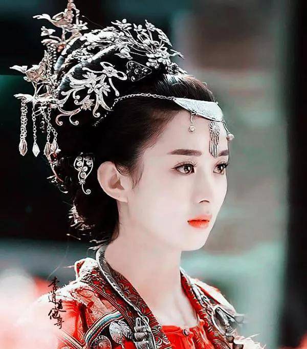 的很低 ,露出丰满的胸部 ,面似芙蓉, 纤眉如柳叶, 比桃花还要媚的眼睛