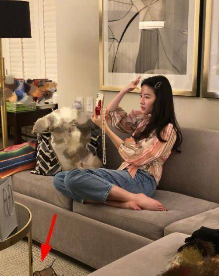 刘亦菲再现直女角度自拍窝在沙发里坐姿显随意高跟鞋抢镜