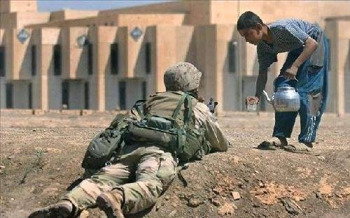 2005年,八名福建农民在伊拉克被绑架,中国大使四闯___