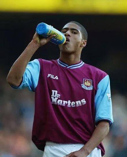 穆帅抛弃重返豪门,他曾是三狮最好右后卫_格伦·约翰逊_赛季_米尔沃尔