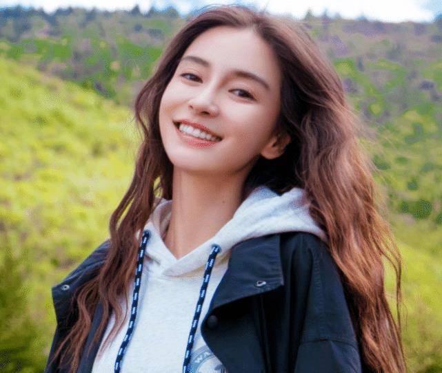 原创杨颖宣示抚养权后现身一个人走机场好潇洒对粉丝挥手笑容超甜