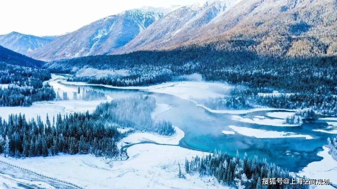 维吾尔自治区辖地区,由伊犁哈萨克自治州管辖,地处新疆北部,与俄罗斯