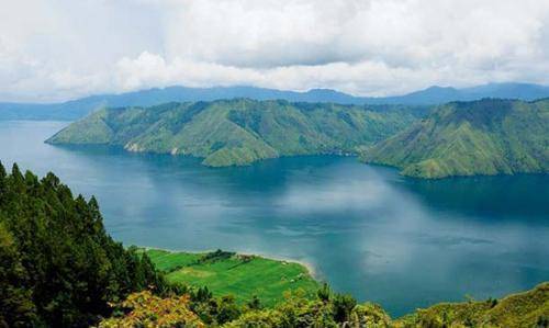 原创印尼一个著名景点湖中有岛岛中有山的奇特景观游客不能错过