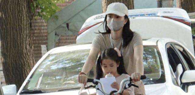 高圆圆低调接女儿放学骑车展现亲民形象