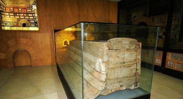 原创嘉峪关魏晋墓棺材内盖上有两幅神秘图画专家说很有研究价值