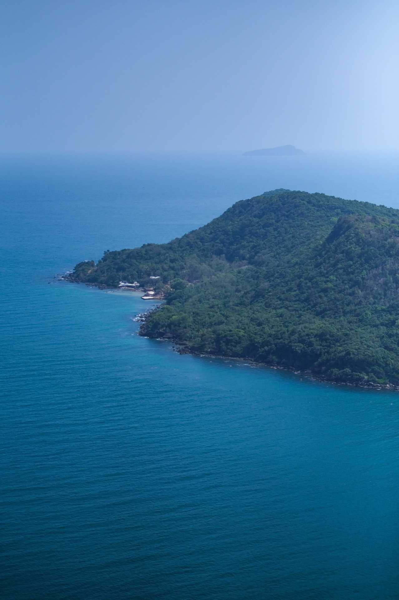 热带,属于青青的国度浅沙上,老是栖息着五色的鱼群小鸟跳响在树枝上