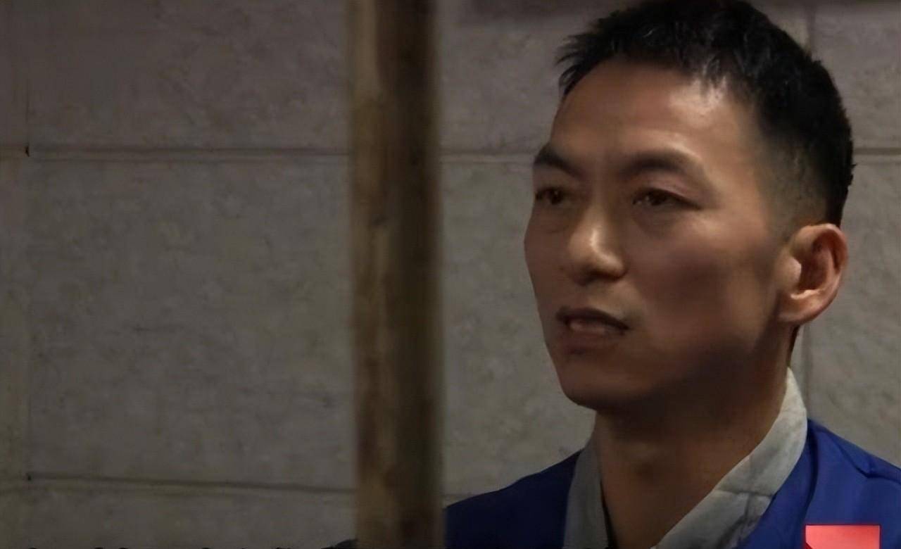 此时在峰顶的张永明和张鹭也感觉到了不对劲,怎么同伴一去不回呢?