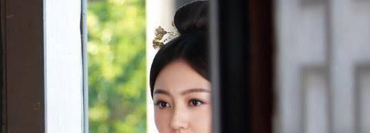 但其实黄梦莹出道的时间已经很久了,她是表演科班出身的演员,在19岁的