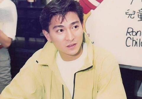 原创刘德华无意亲了一个婴儿谁知道多年后却被他踢下了神坛