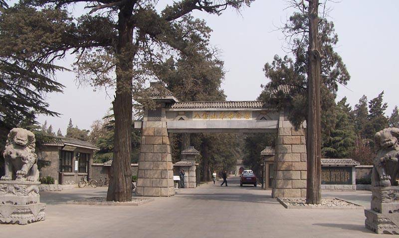 原创直击末代皇帝溥仪墓地坟冢矮小免费参观图8是他最爱的女人