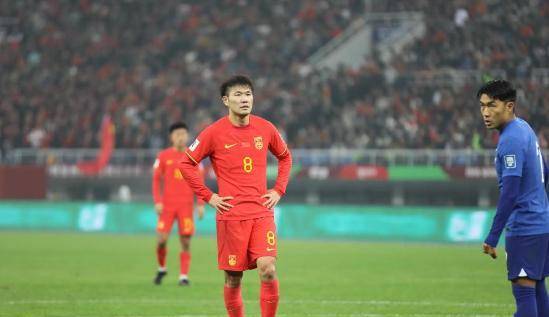 过去一个赛季,李源一身披深圳战袍时遭遇薪资问题