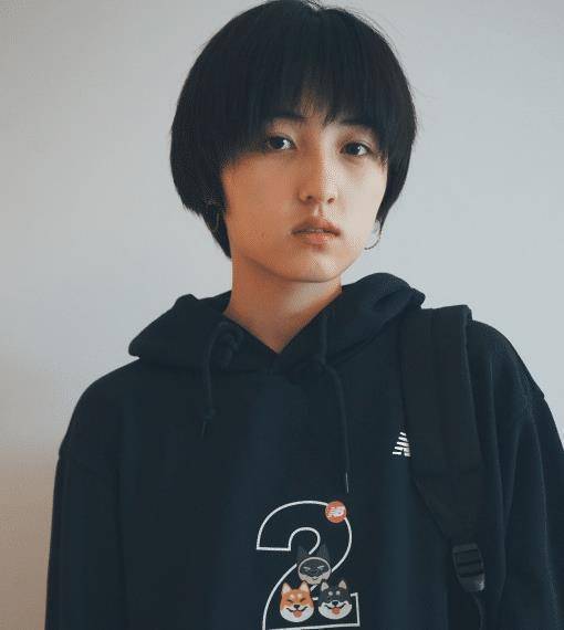 原创张子枫晒宅家美照画眼线初显小女人气质嘴巴一块破皮抢镜了