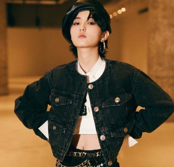 原创张子枫近照再现初恋脸抱布偶猫宠溺十足穿白t恤毛呢裙好甜