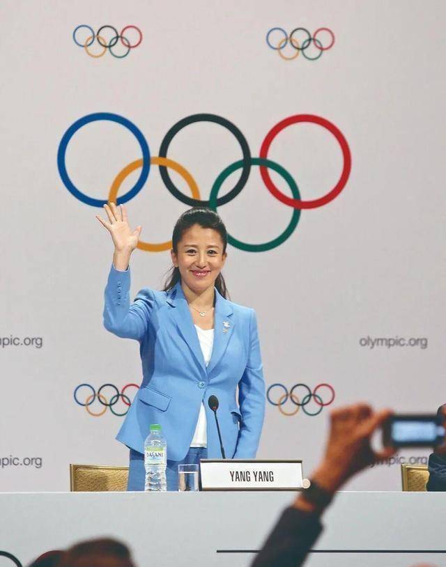原创原创16岁夺冠27岁摘得首枚冬奥金牌已经退役16年的杨扬现状如何