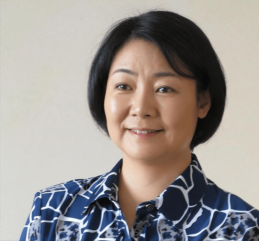 萨日娜:毕业6年无戏可拍,爆火后丈夫做家庭煮夫,把她宠成宝