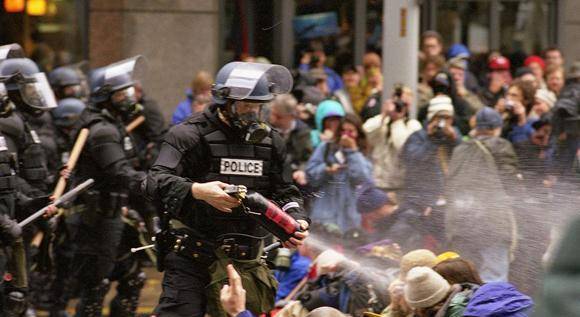 为防止"为国捐躯",施暴白人警官被24小时监视,15分钟查一次房_美国_当