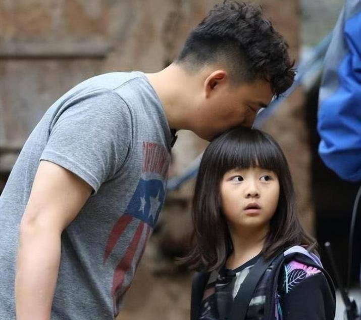 原创16岁黄多多"大尺度"深v照曝光,评论区沸腾:黄磊,你当爸爸_女儿