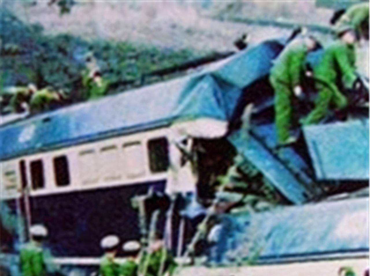 回顾1992年沈吉线列车脱轨事故火车折角塞门被关司机开上土坡