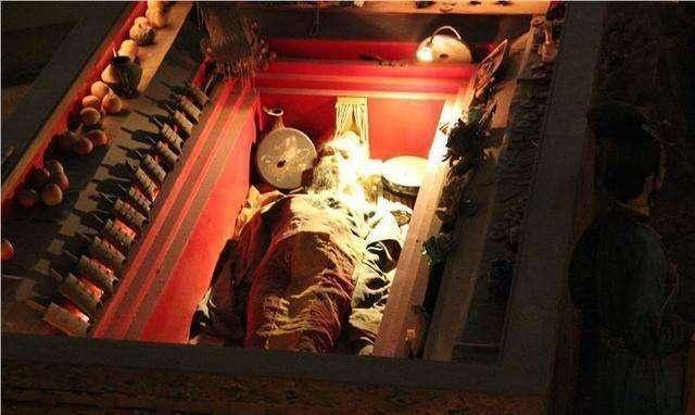当秦始皇可以真正下葬的时候,尸体早已经腐烂不堪.