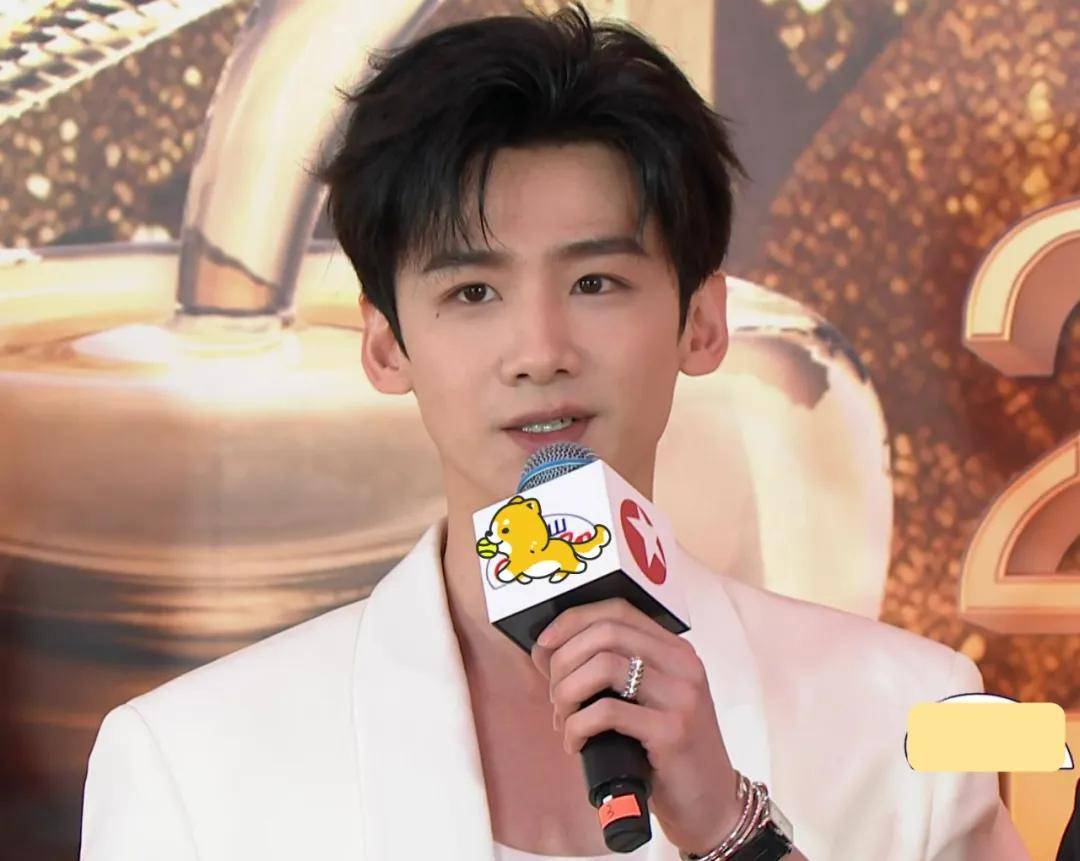 在脖子上绕了两圈领带的龚俊,静静拍照的时候是帅哥,一张嘴就凸显了