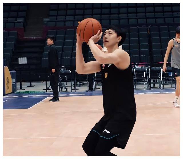 胡明轩三分大秀,广东宏远训练场上!黄明依得到沃特斯指导.