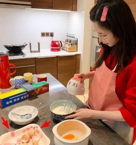原创江疏影在家做蛋糕谁注意她把鸡蛋壳扔哪网友活得太精致了