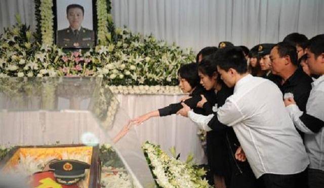 丈夫牺牲后,31岁心理学女教师被特招入伍,得到军队"特殊照顾"_庞洪雨