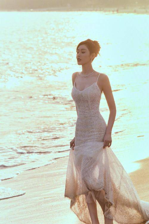 张天爱穿透视吊带裙海边漫步赤脚踩沙唯美又性感