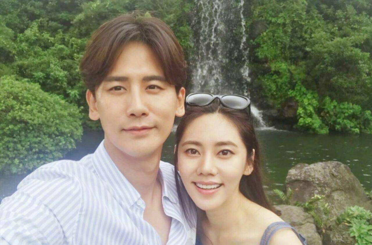 如今秋瓷炫虽然已经是当妈的人了,但是在身材管理和皮肤美丽上却做得