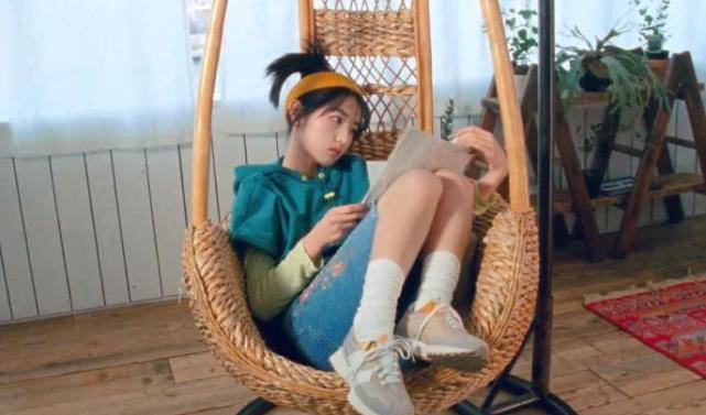 张子枫拍广告脸很美,穿牛仔裤却不像88斤,"柯基臀"认真的?