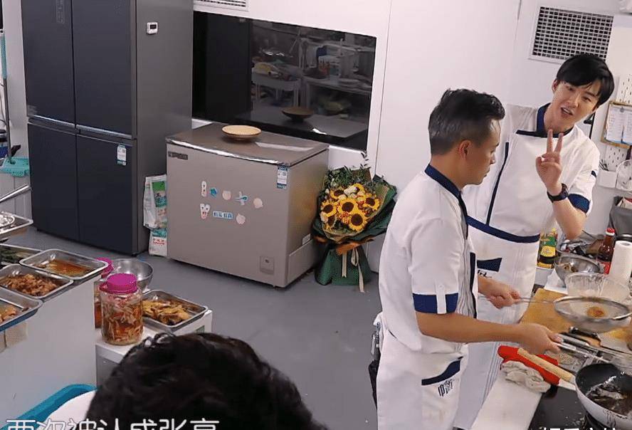 和张亮小林哥聊天的时候,内心的欣喜抑制不住了黄晓明则是心里面只有
