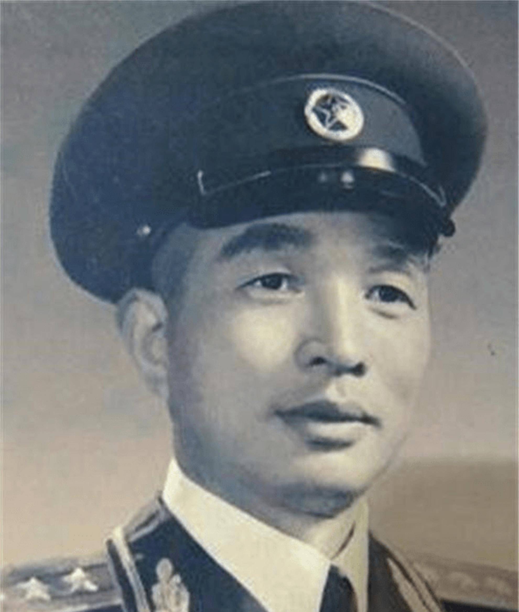 原创53年中国外交官乘飞机回国因暴雨迫降菲律宾被200名菲军包围