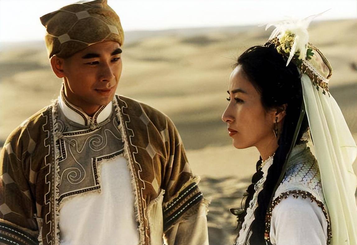 剧里频繁出现的坚毅眼神,更为她的霍青桐加分不少,女杰豪情几乎要越到