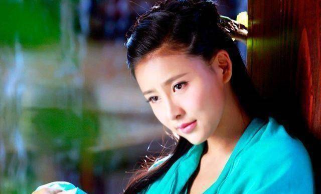 原创19岁崭露头角,22岁美貌惊艳,35岁不温不火,只因自己不够努力_贾青