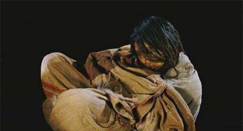 原创秘鲁发现500年前的冻龄少女面容清晰盘腿而坐容貌惊艳世人