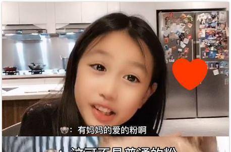 当钟丽缇准备拿走相机的时候,小考拉忽然冲过来再补充"太好吃了,绝了"