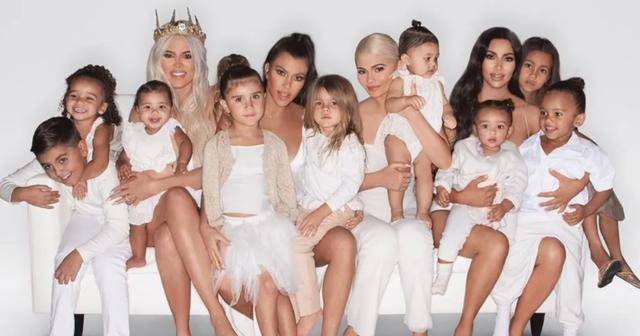 原创卡戴珊家族的珍贵团聚时刻老詹娜亿万身家也感受到儿孙满堂的烦恼