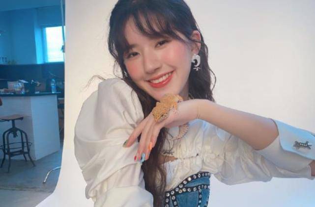 而且女明星作息不规律,年龄小的艺人也难免肠胃不舒服,如今赵露思都