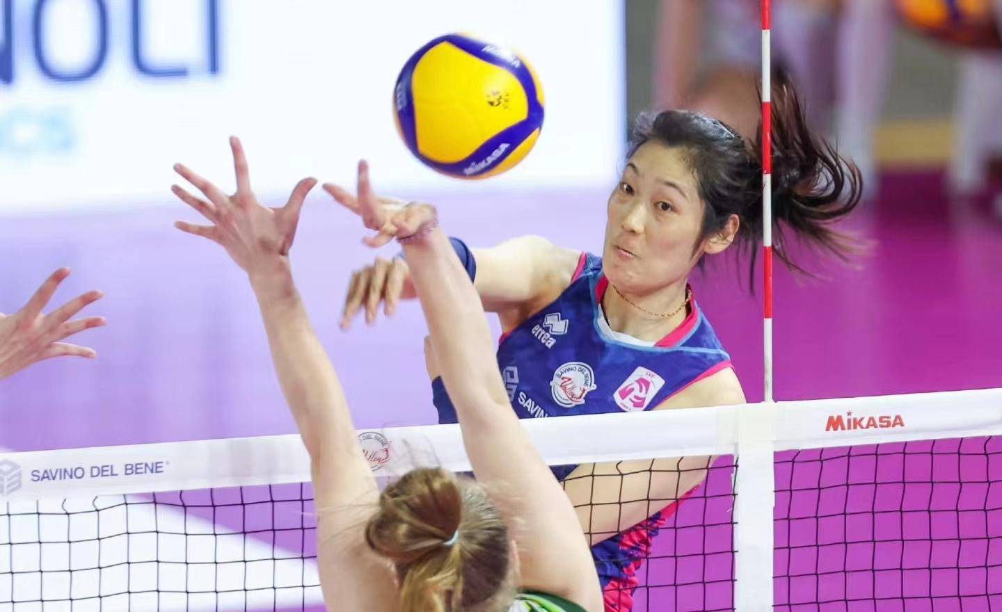 醒醒吧朱婷获得了最有价值球员斯坎迪31领先朱婷的赛点是最后一分