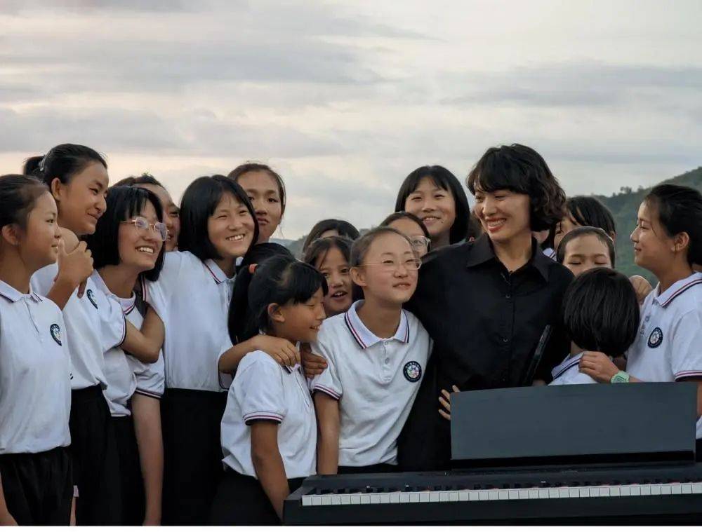 爆款螃蟹歌背后玉溪老师普海玲用合唱转动乡