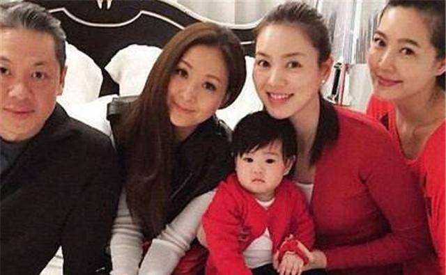 她13岁被富豪看上,19岁被追到手,娶进家门后劳斯莱斯买菜用_孙芸芸