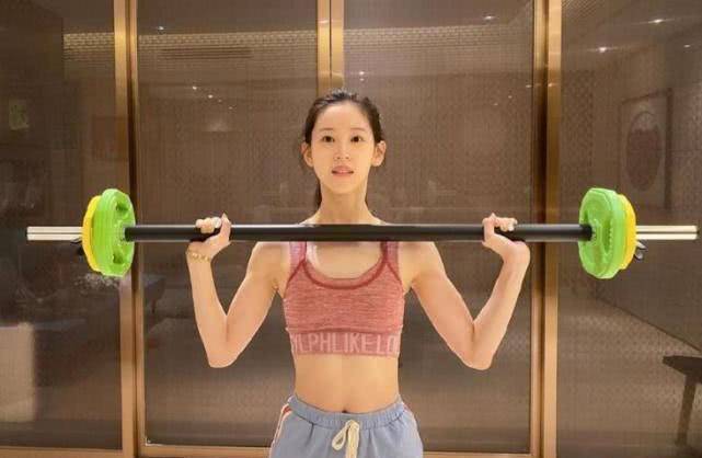 刘强东老婆素颜锻炼,奶茶妹妹"芭蕾腿"优越,墙角婴儿车接地气_章泽天