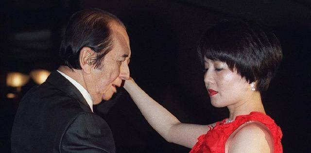 她29岁嫁68岁老头,连生五胎成人生赢家,今60岁坐拥千亿家产_梁安琪