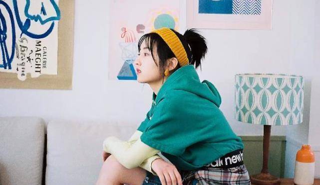 原创张子枫拍广告脸很美穿牛仔裤却不像88斤柯基臀认真的